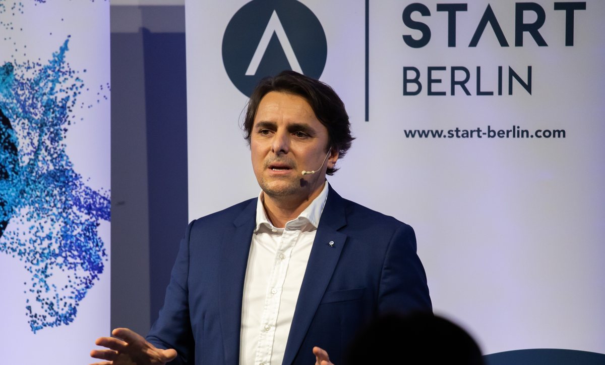 Gerald Huesch bei einem Vortrag auf der Bühne